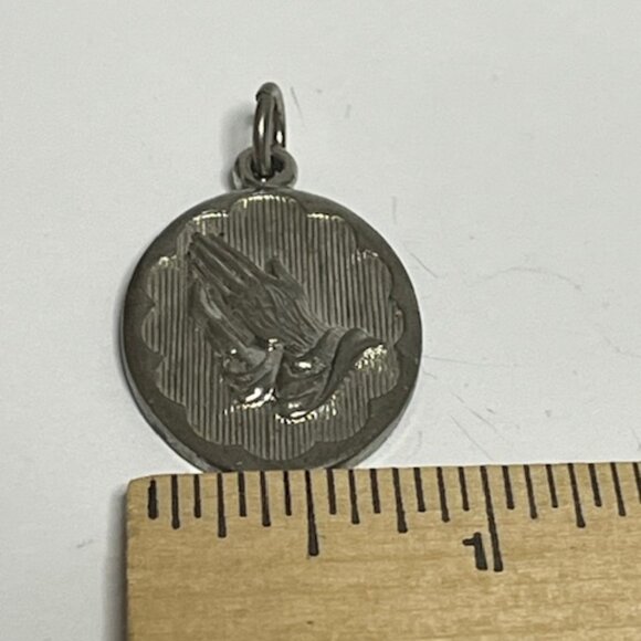 VTG Christian Praying Hands Oval Medal Pendant Serenity Prayer - Picture 8 of 8